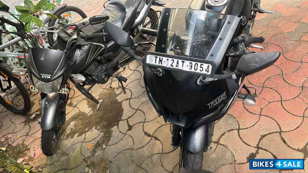 Black Yamaha R15 V4