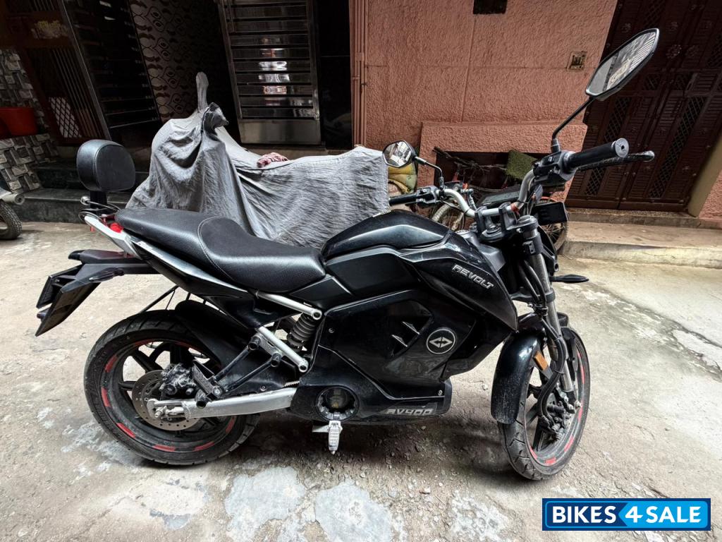 Black Revolt RV 400