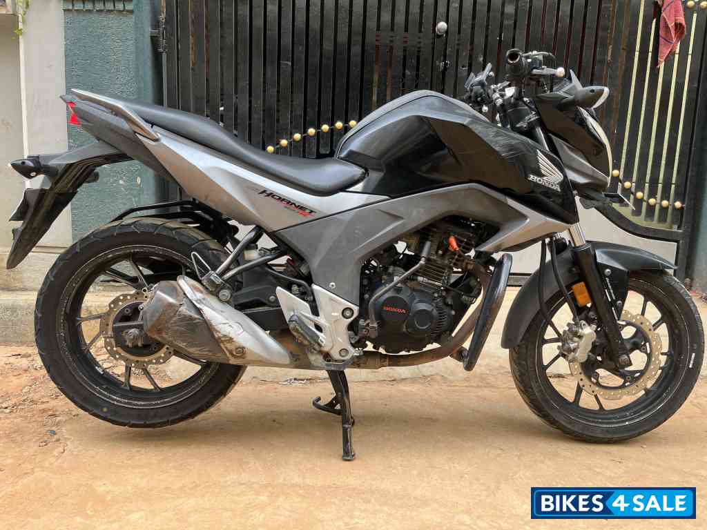 Black Honda CB Hornet 160R Black Honda CB Hornet 160R