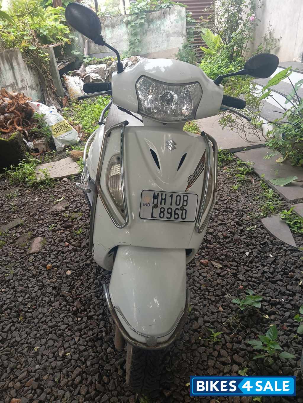 White Suzuki Access 125 White Suzuki Access 125