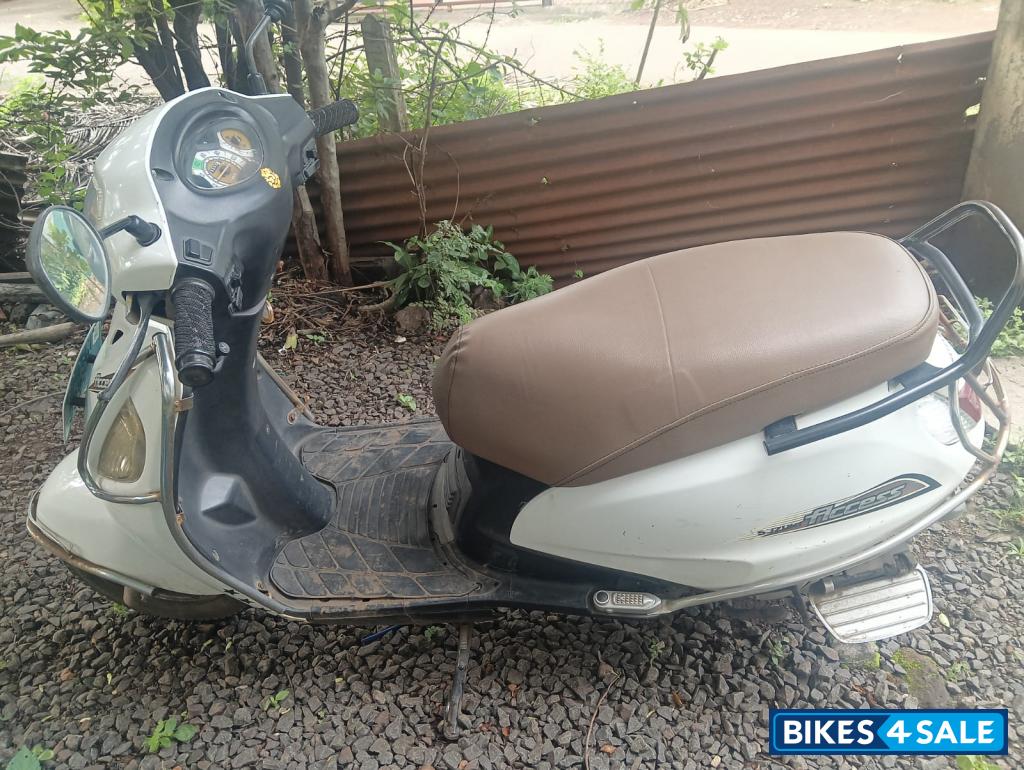 White Suzuki Access 125 White Suzuki Access 125