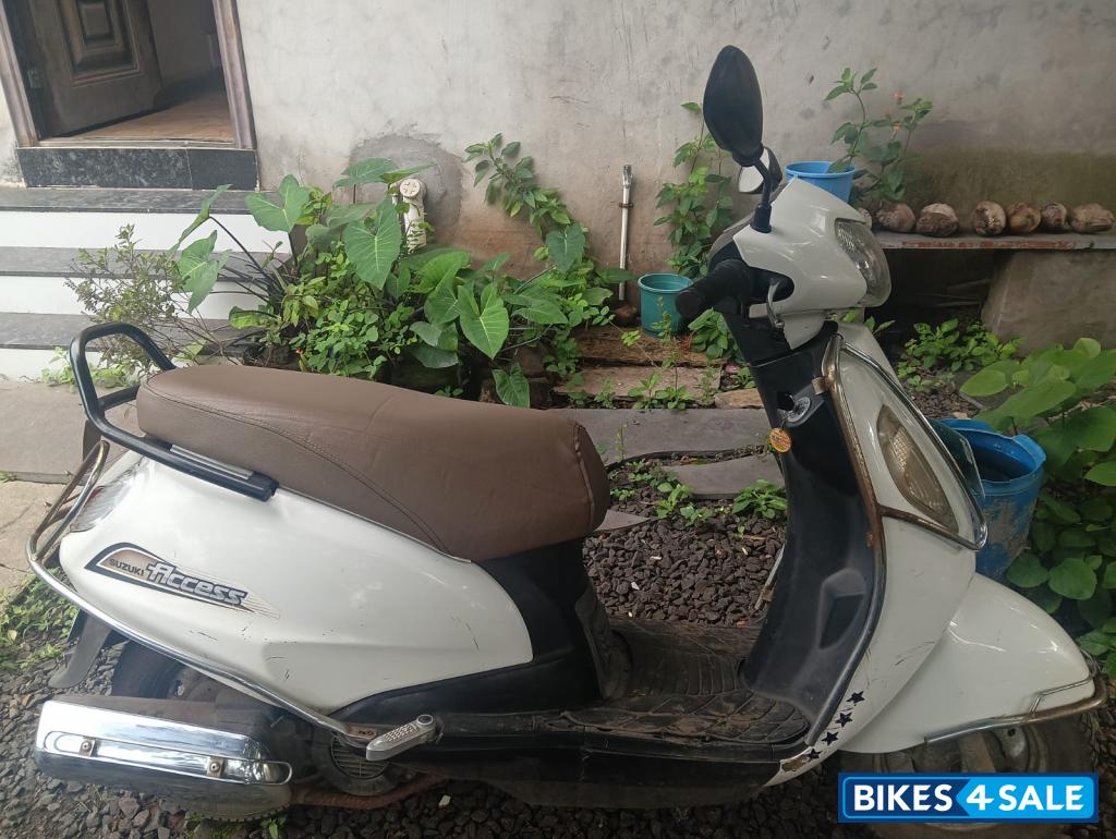 White Suzuki Access 125 White Suzuki Access 125
