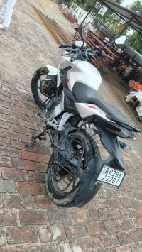White Bajaj Pulsar 150 NS