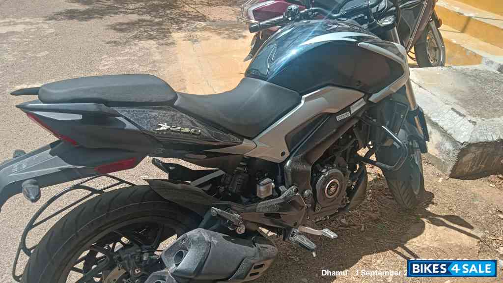 Black Bajaj Dominar 250