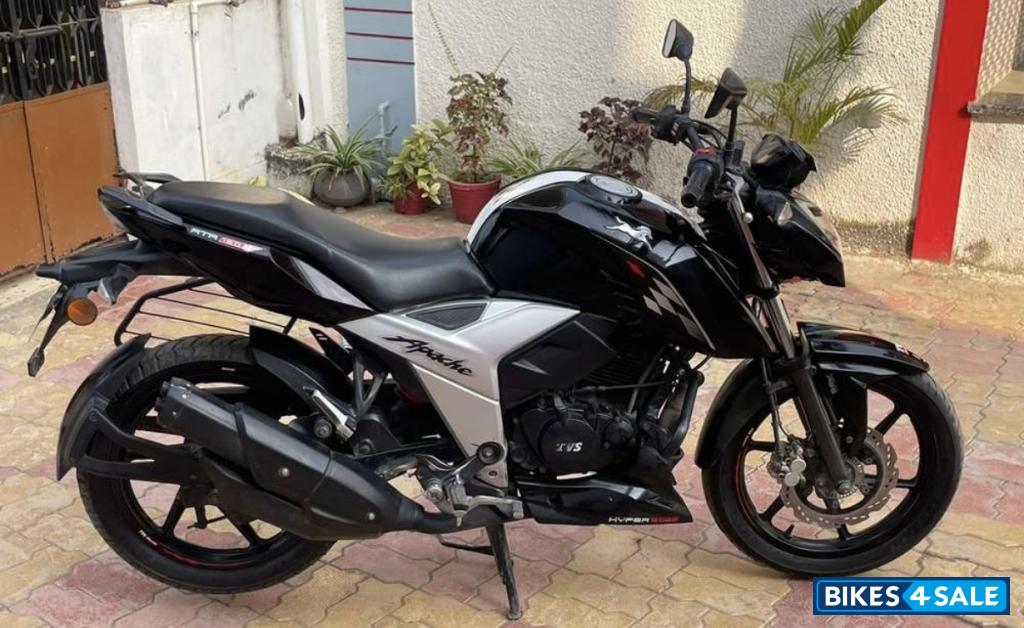 Black TVS Apache RTR 160 4V BS6