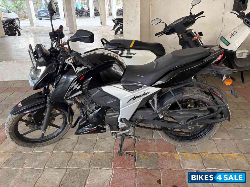 Black TVS Apache RTR 160 4V BS6 Black TVS Apache RTR 160 4V BS6