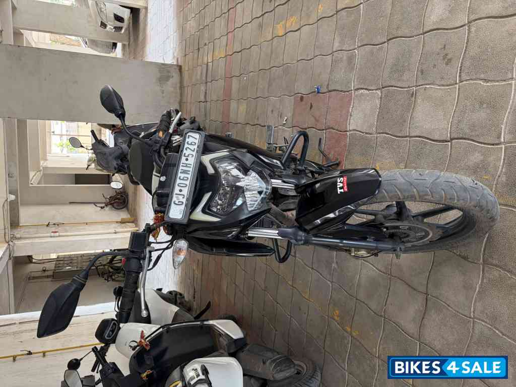 Black TVS Apache RTR 160 4V BS6 Black TVS Apache RTR 160 4V BS6