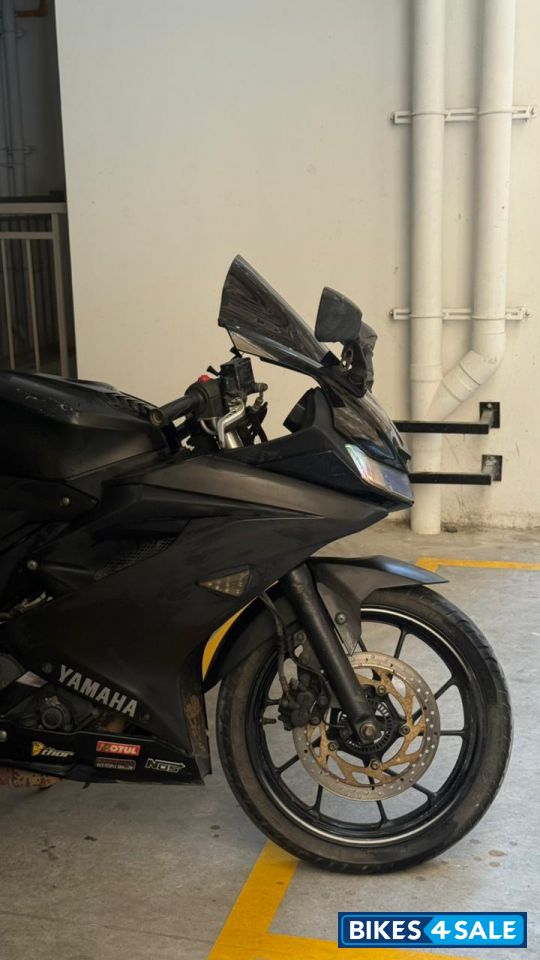 Black Yamaha YZF R15 V3 Black Yamaha YZF R15 V3