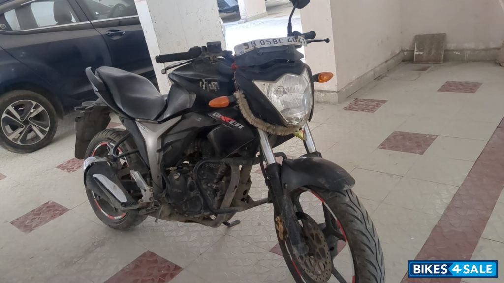 Black Suzuki Gixxer 150