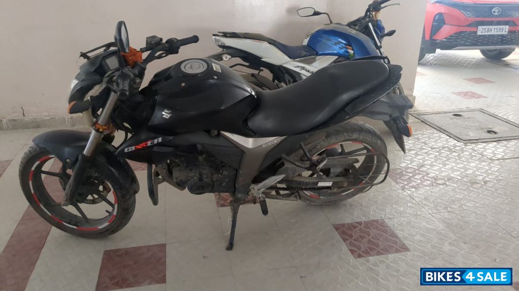 Black Suzuki Gixxer 150 Black Suzuki Gixxer 150