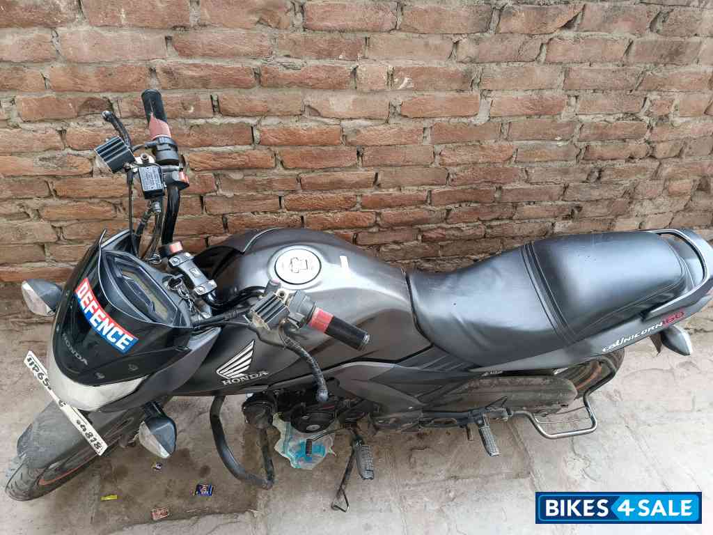 Gray Honda CB Unicorn 160