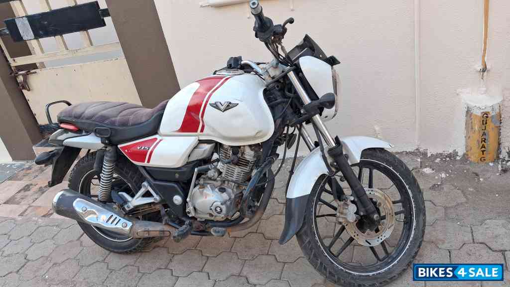 Bajaj V15
