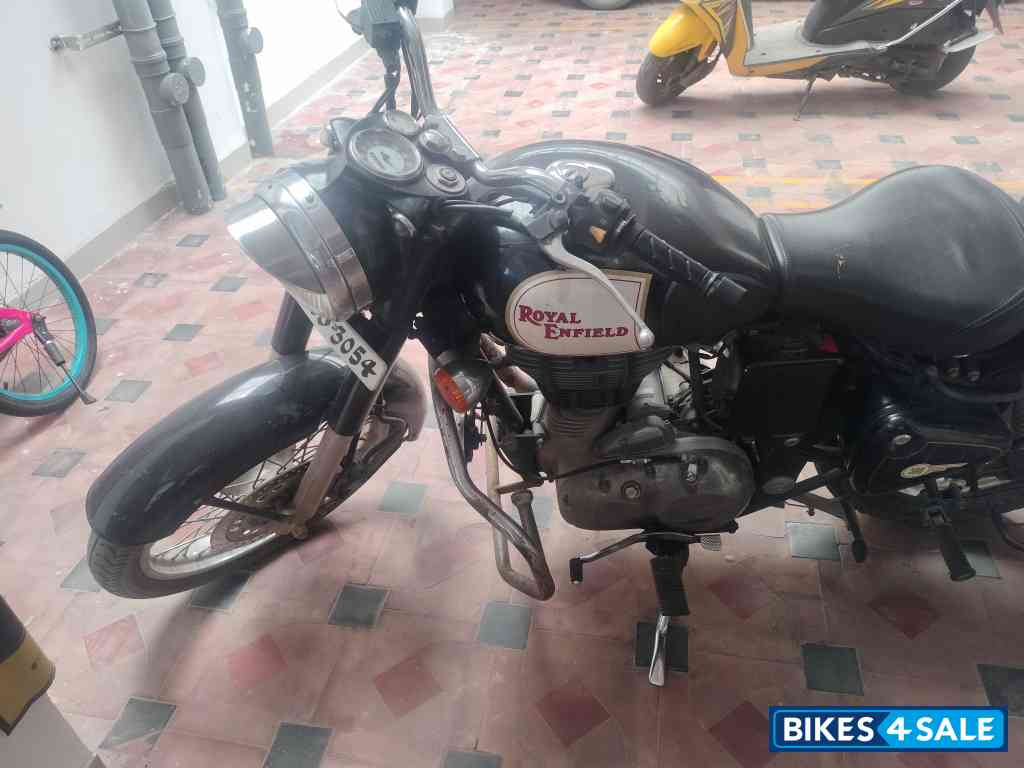 Black Royal Enfield Classic 500