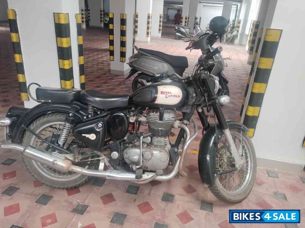 Black Royal Enfield Classic 500