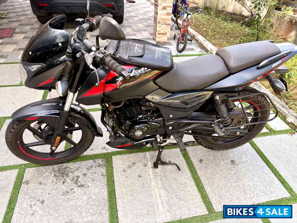 Black And Red Bajaj Pulsar 150 Twin Disc BS6 Black And Red Bajaj Pulsar 150 Twin Disc BS6