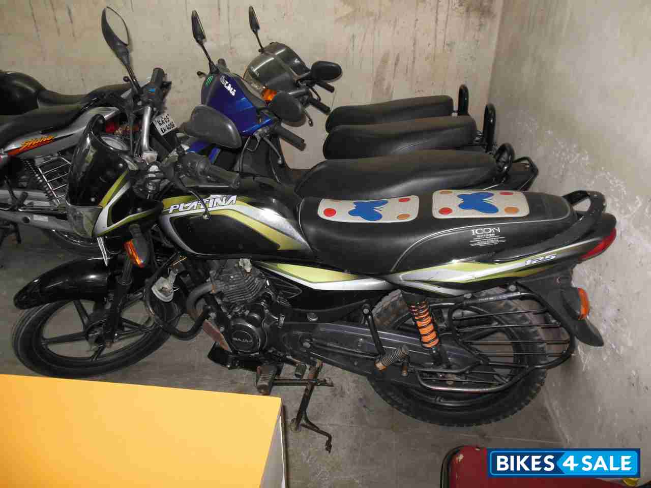 Black Bajaj Platina 125 DTS-Si