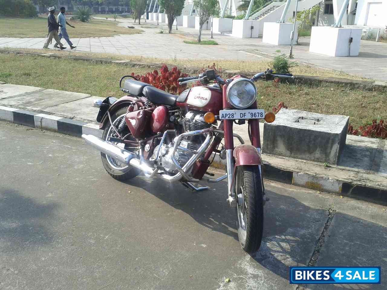 Maroon Royal Enfield Classic 500 Maroon Royal Enfield Classic 500