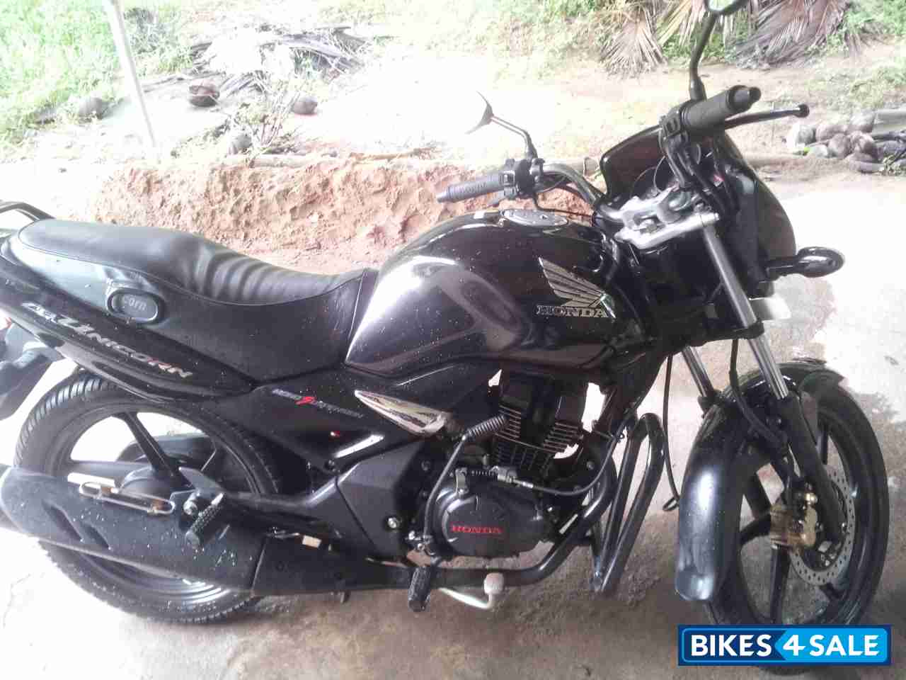 Black Honda CB Unicorn