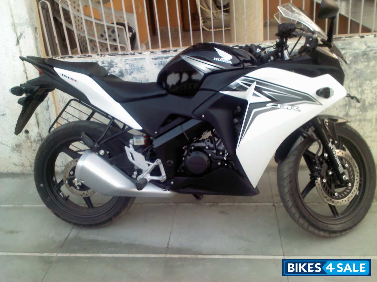 Black & White Honda CBR 150R Picture 1. Bike ID 102892. Bike located in ...