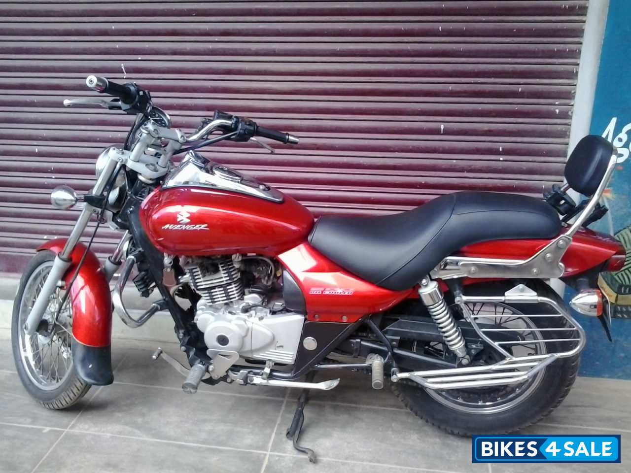 Red Bajaj Avenger 200 DTS-i
