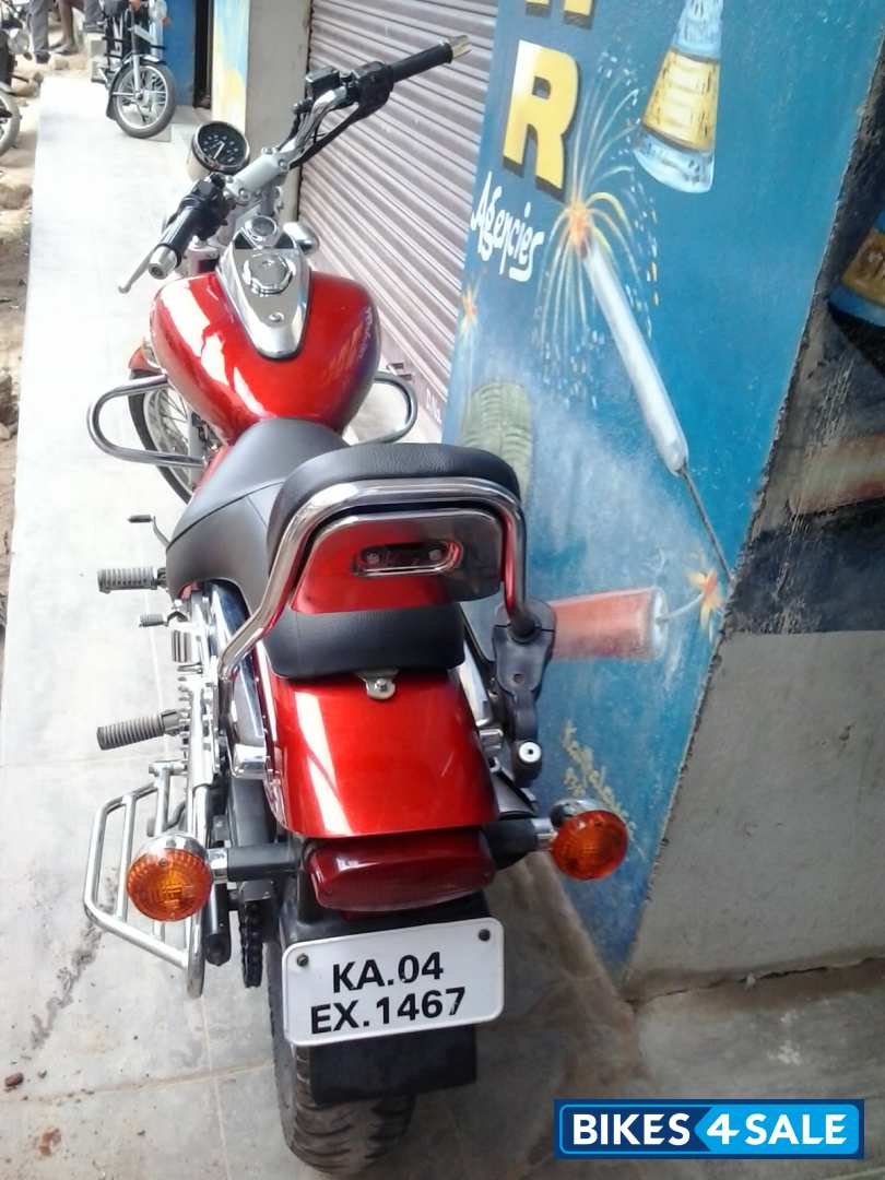 Red Bajaj Avenger 200 DTS-i