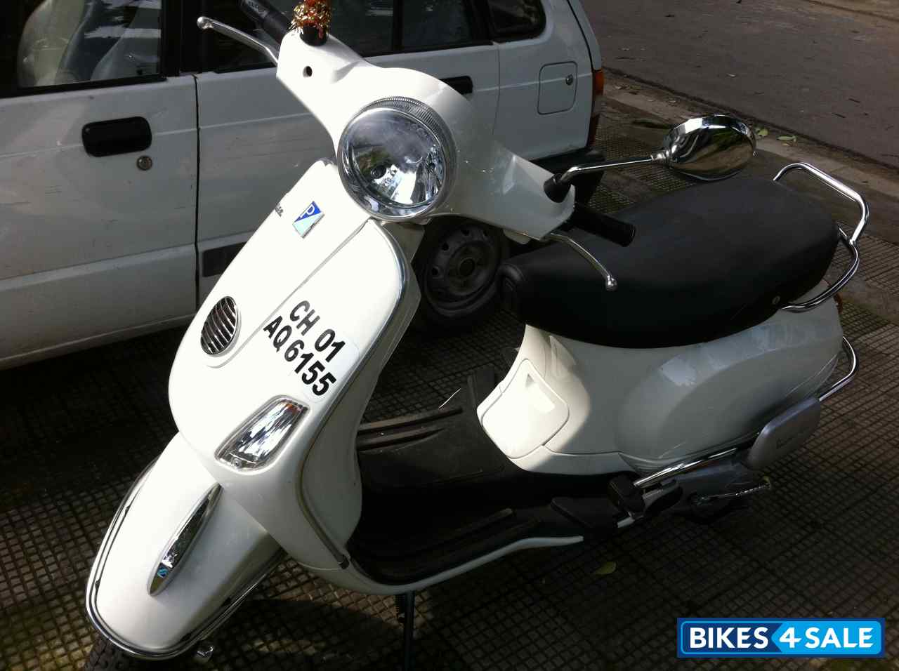 White Vespa LX 125