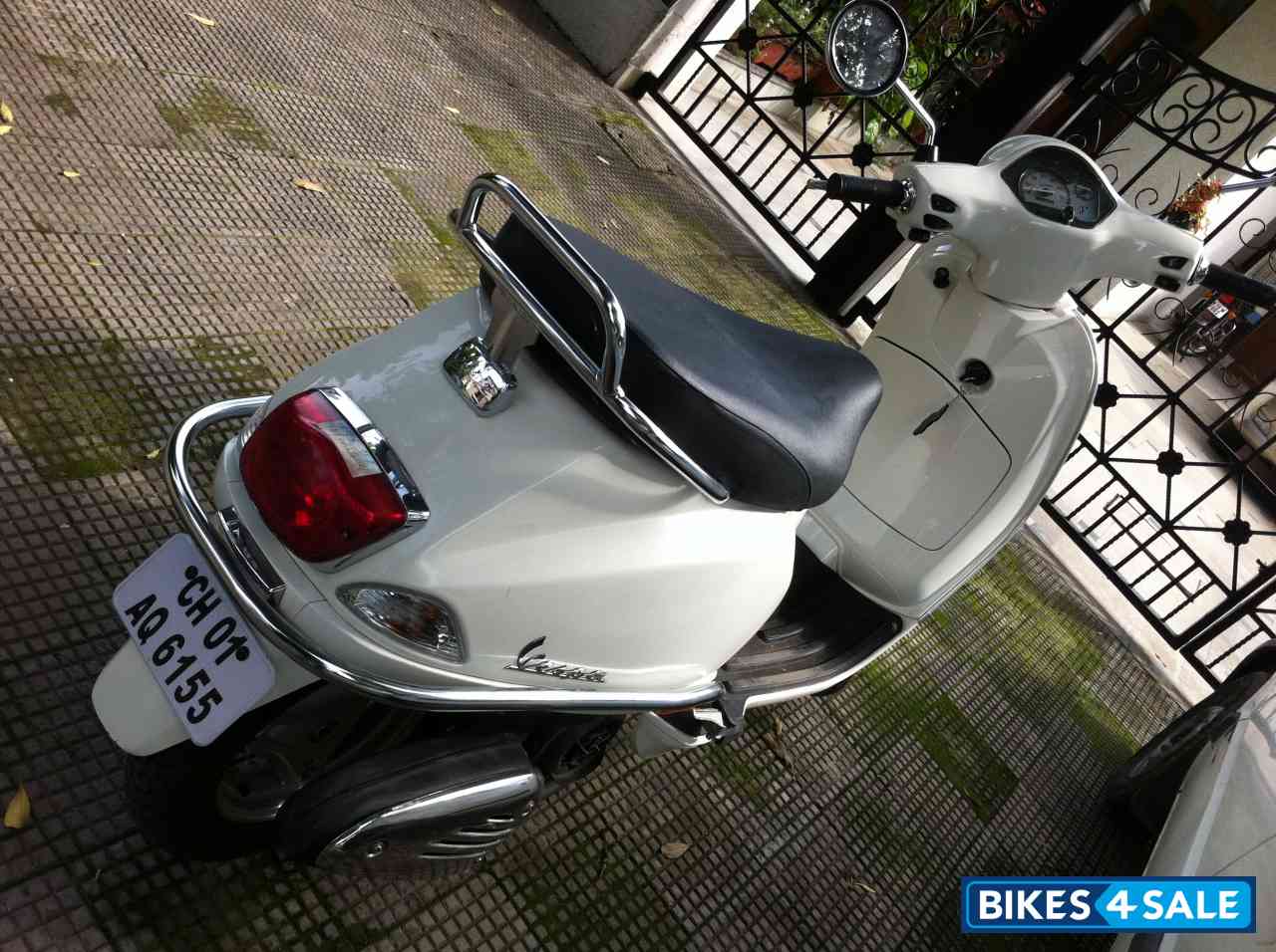 White Vespa LX 125