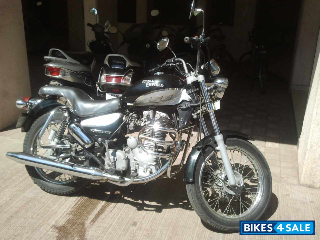 Black Royal Enfield Thunderbird Black Royal Enfield Thunderbird