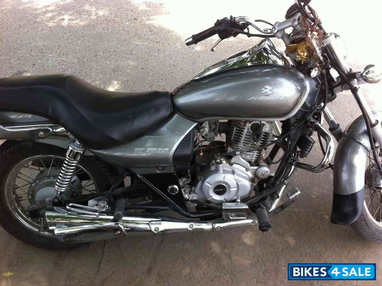 Grey Bajaj Avenger 220 DTS-i