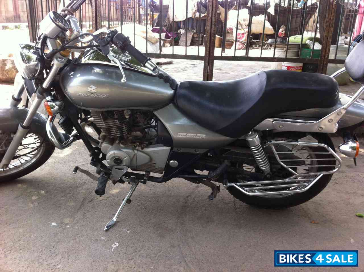 Grey Bajaj Avenger 220 DTS-i