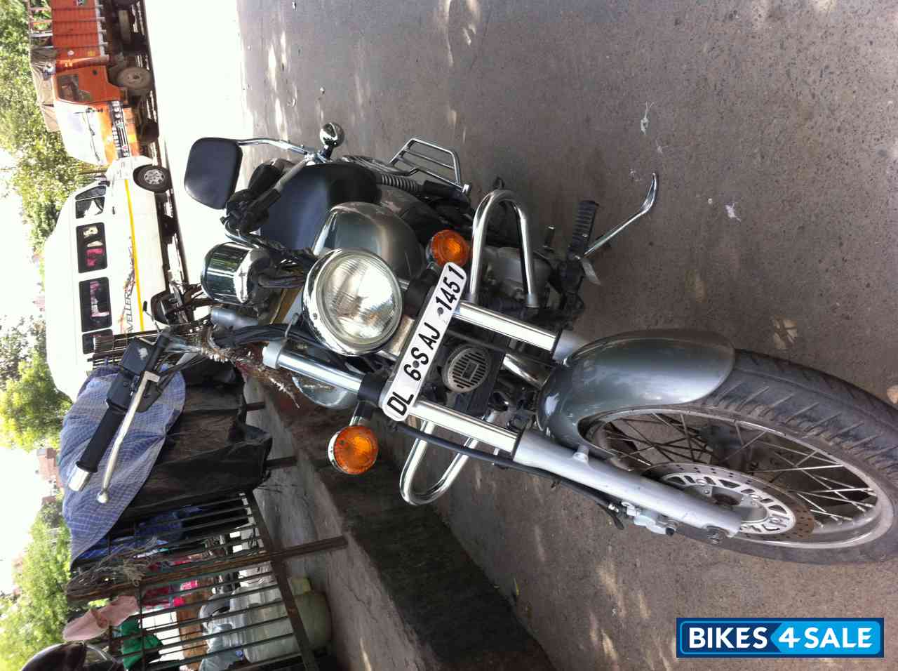 Grey Bajaj Avenger 220 DTS-i