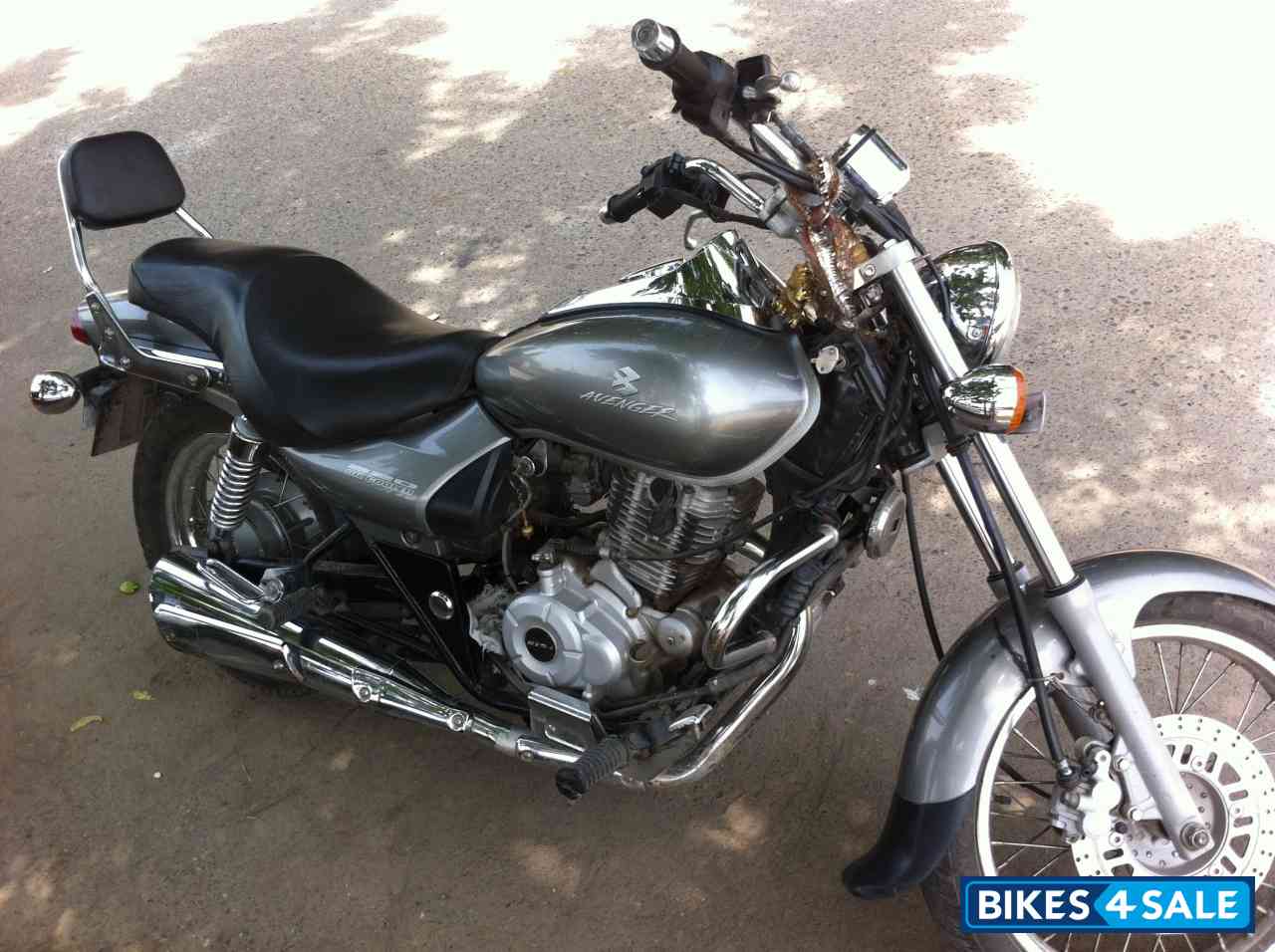 Grey Bajaj Avenger 220 DTS-i