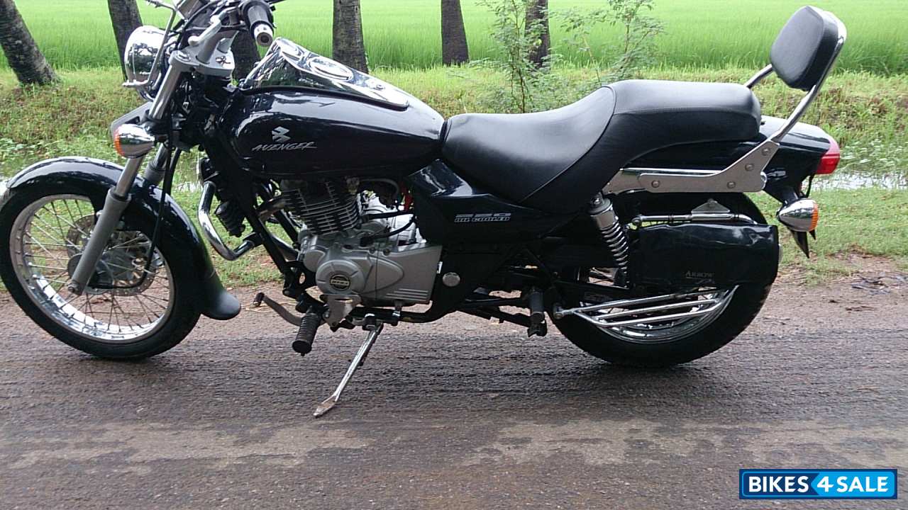 Black Bajaj Avenger 220 DTS-i