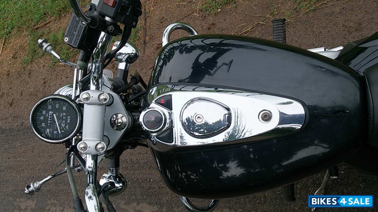 Black Bajaj Avenger 220 DTS-i