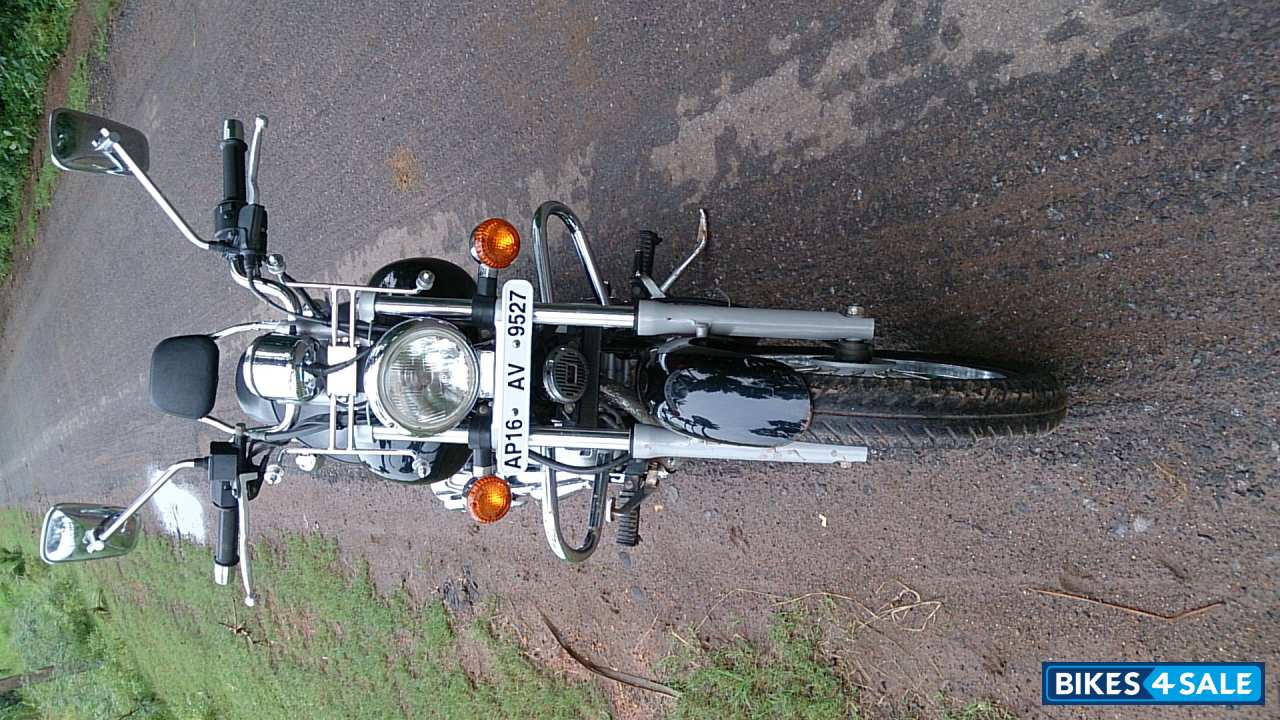Black Bajaj Avenger 220 DTS-i