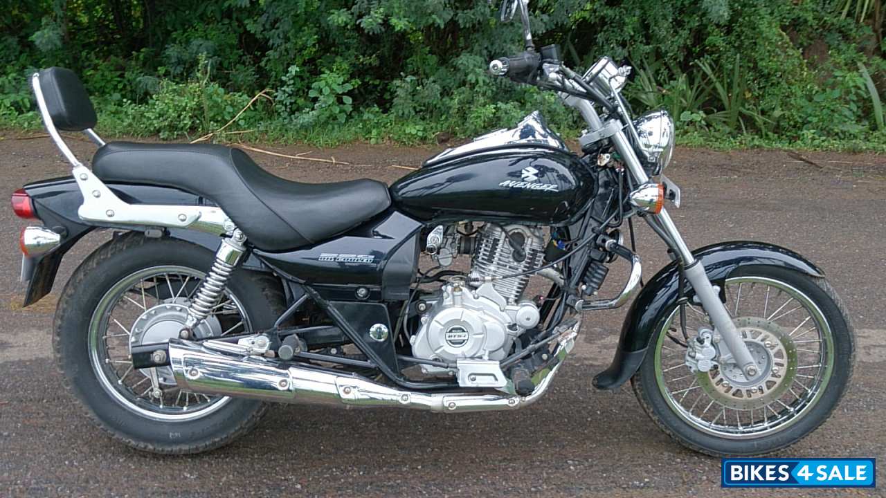 Black Bajaj Avenger 220 DTS-i