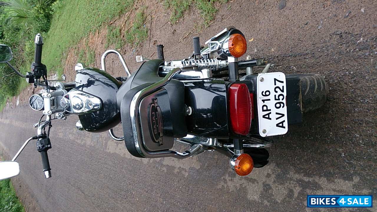 Black Bajaj Avenger 220 DTS-i