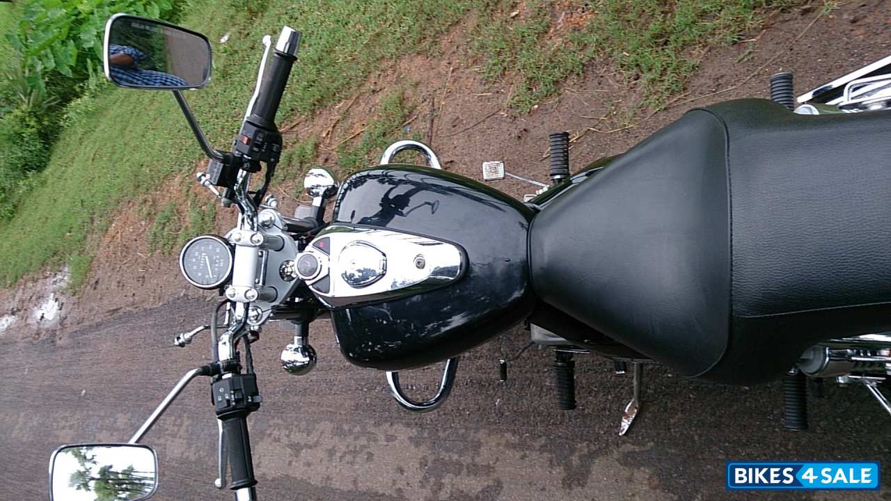 Black Bajaj Avenger 220 DTS-i