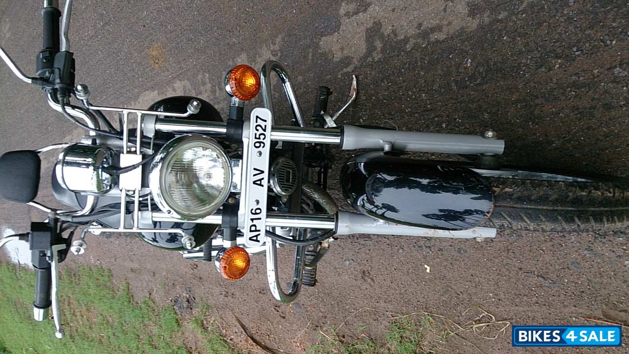Black Bajaj Avenger 220 DTS-i