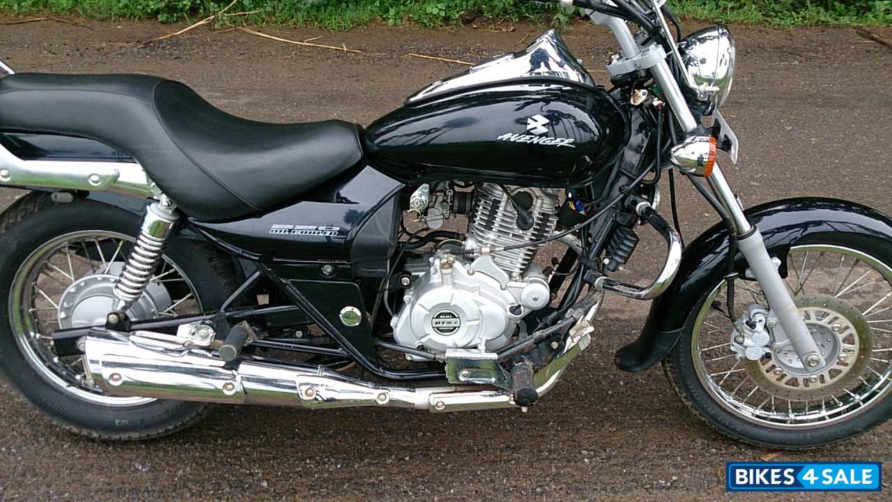 Black Bajaj Avenger 220 DTS-i