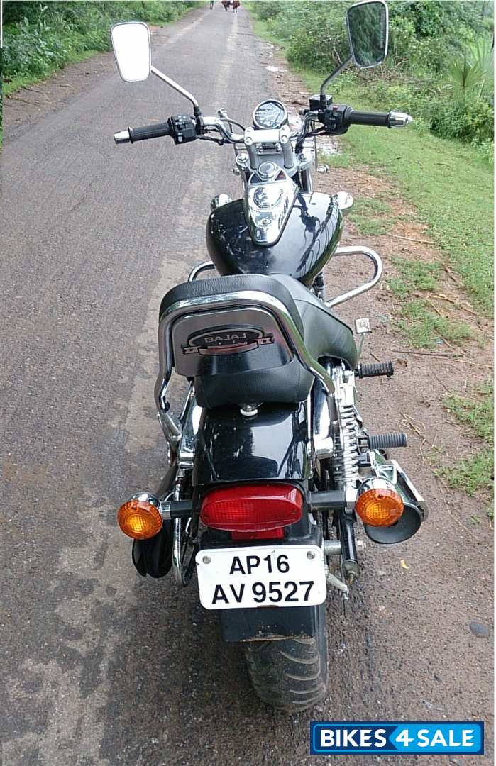 Black Bajaj Avenger 220 DTS-i