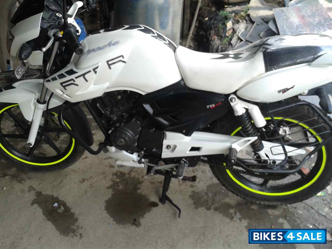 White TVS Apache RTR FI 160