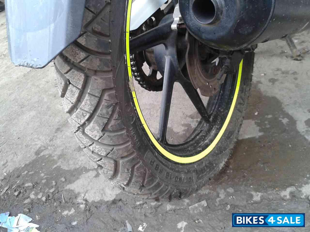 White TVS Apache RTR FI 160