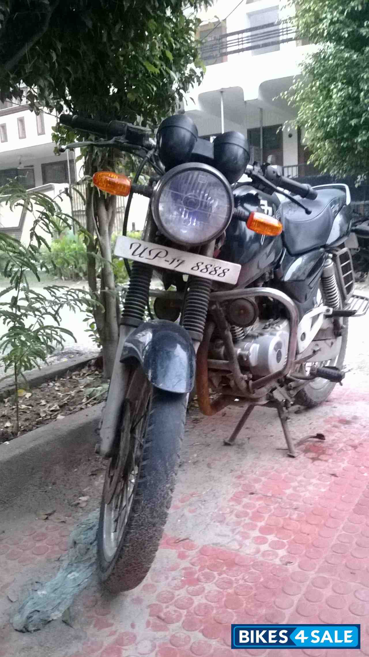 Black Bajaj Pulsar 180 Round Headlight Picture 2. Bike ID 105430. Bike