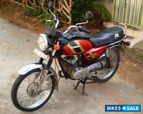 Red Suzuki MAX 100R Red Suzuki MAX 100R