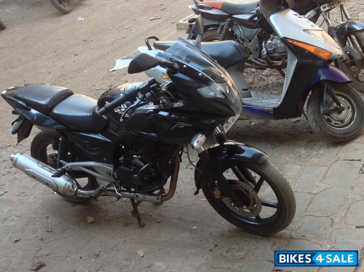 Black Bajaj Pulsar 220 DTSi