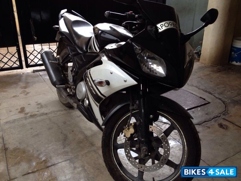 Black Yamaha YZF R15