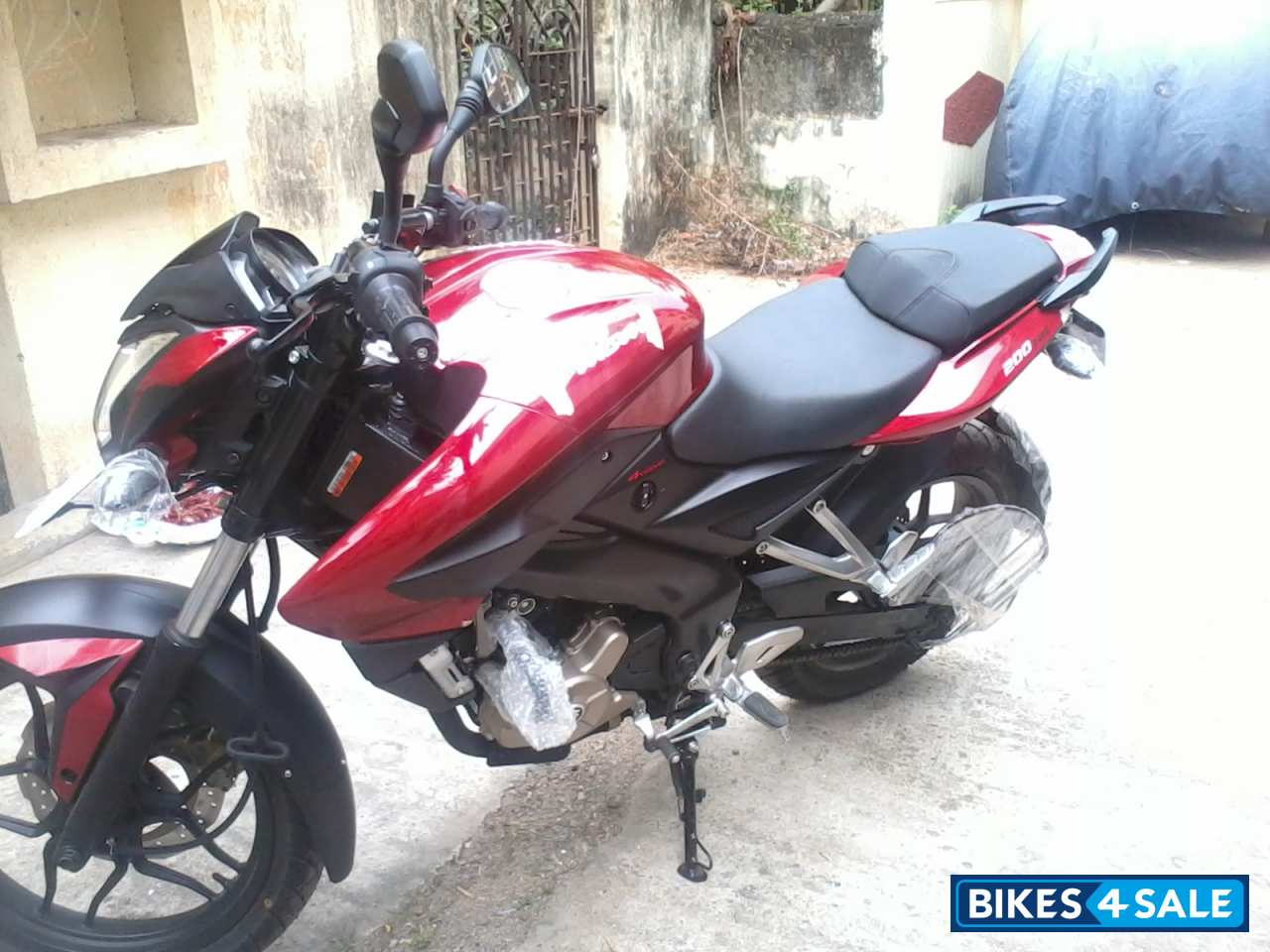 Red Bajaj Pulsar 200 NS