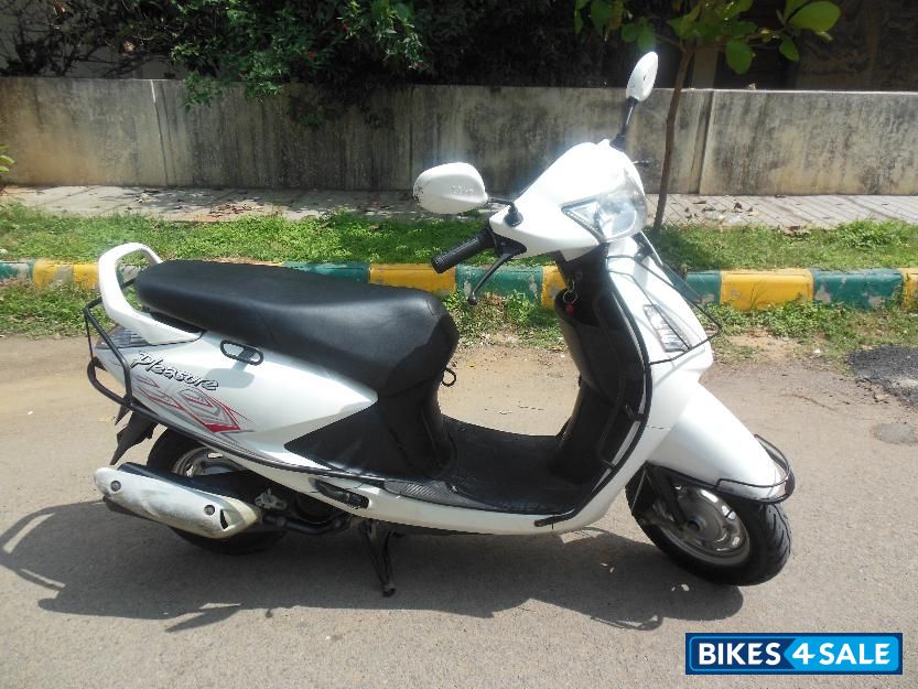 White Honda Activa hero honda pleasure 2012 excellent condition up to date document KA REG call me KHAN 9060996266, Tay