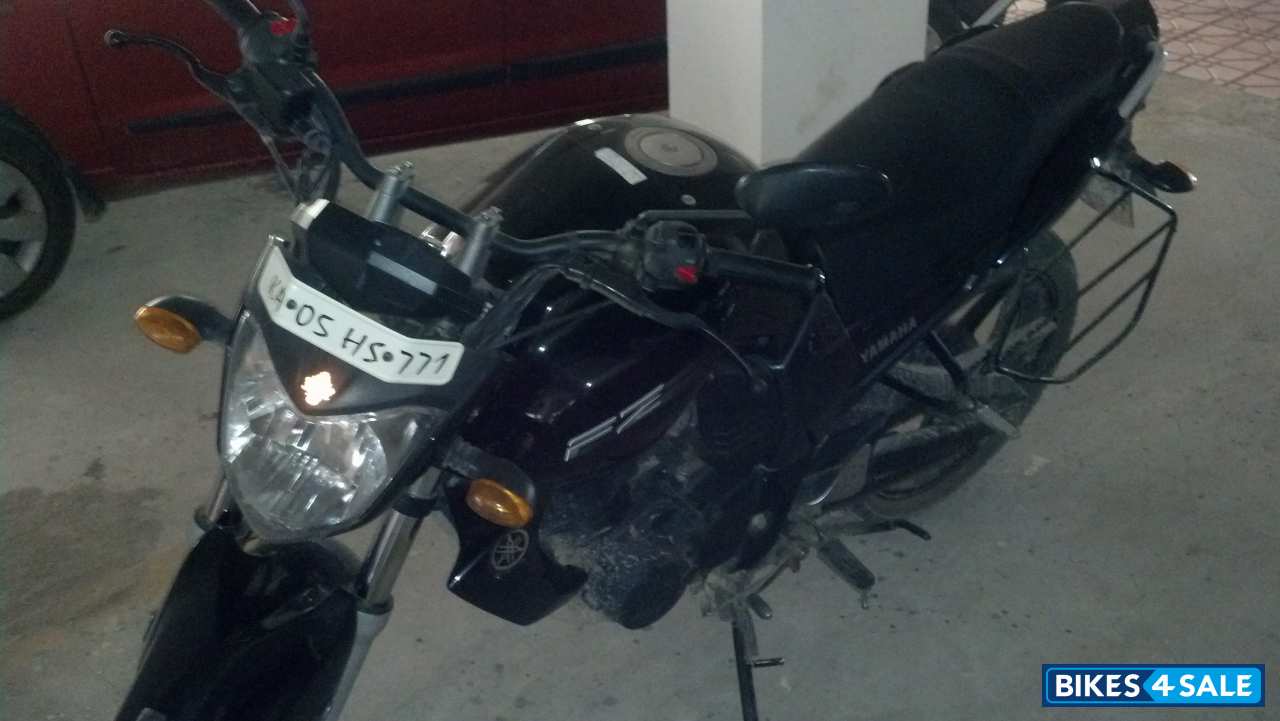 Black Yamaha FZ16